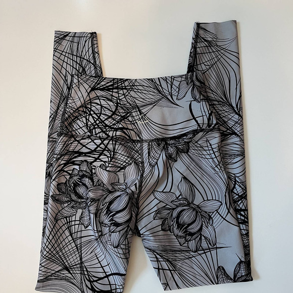 Beyond Yoga Digital Lotus Floral Printed High Rise Reversible Leggings Small - Picture 3 of 5